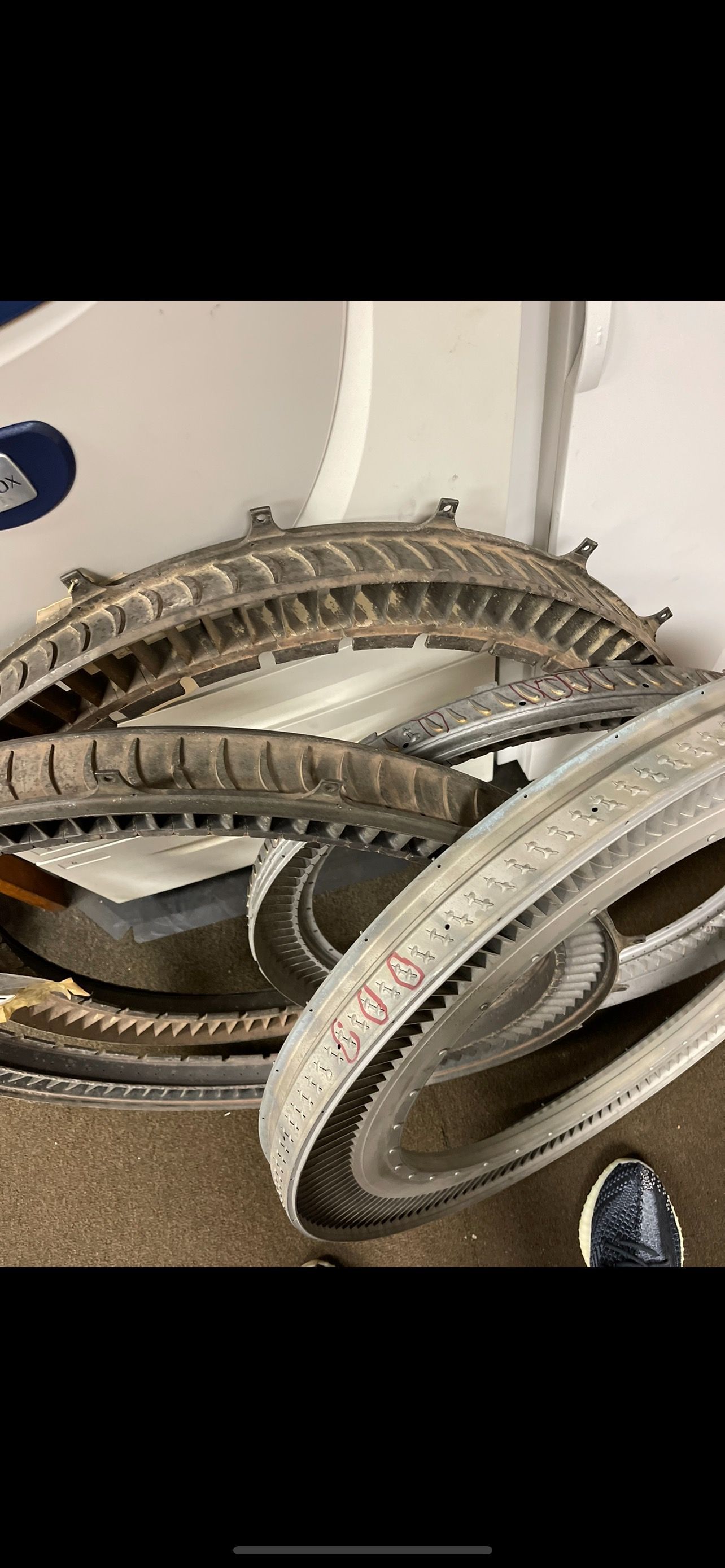 Curved aircraft-engine vane assemblies