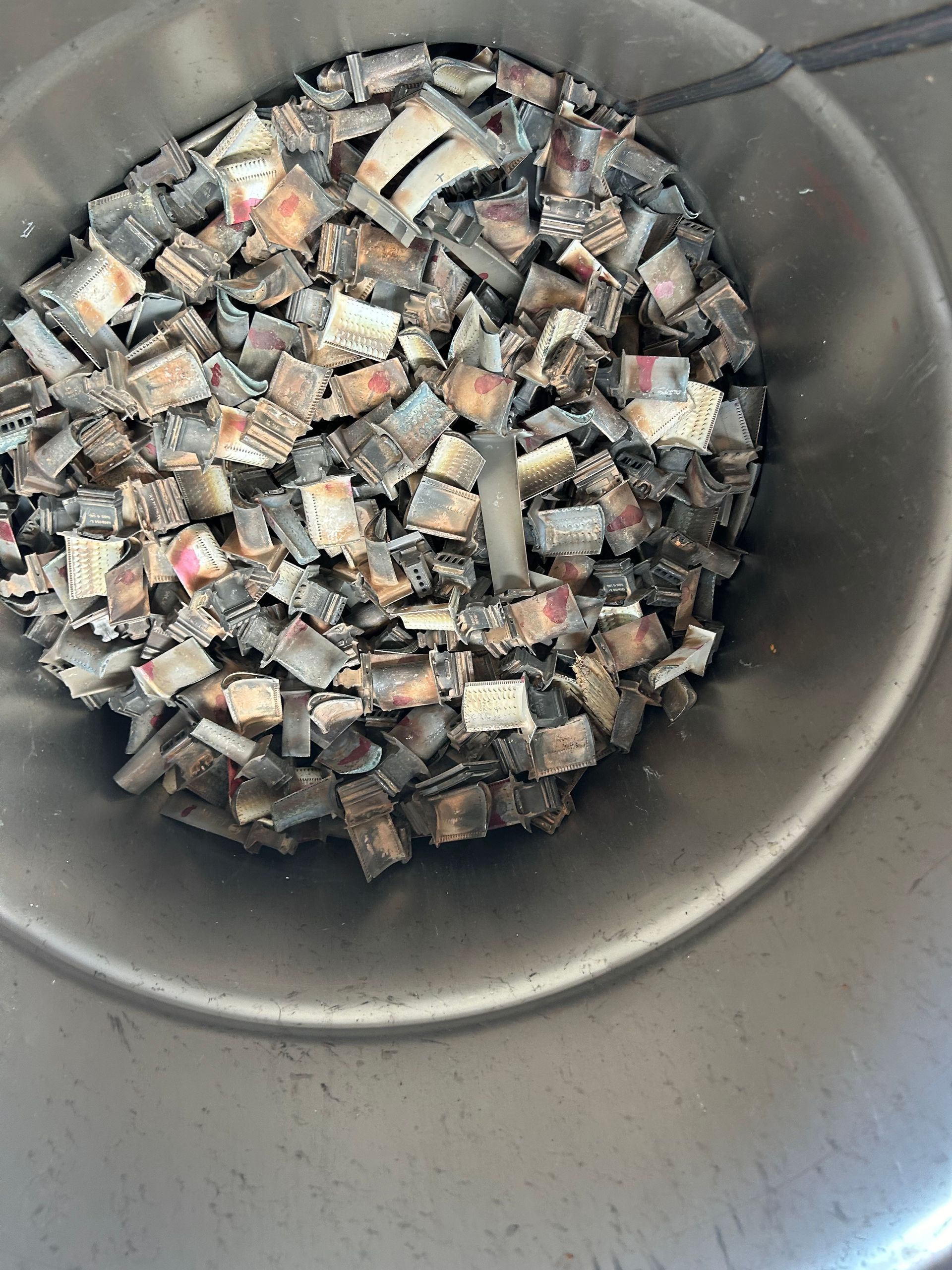 Container of sorted aircraft-engine blade segments