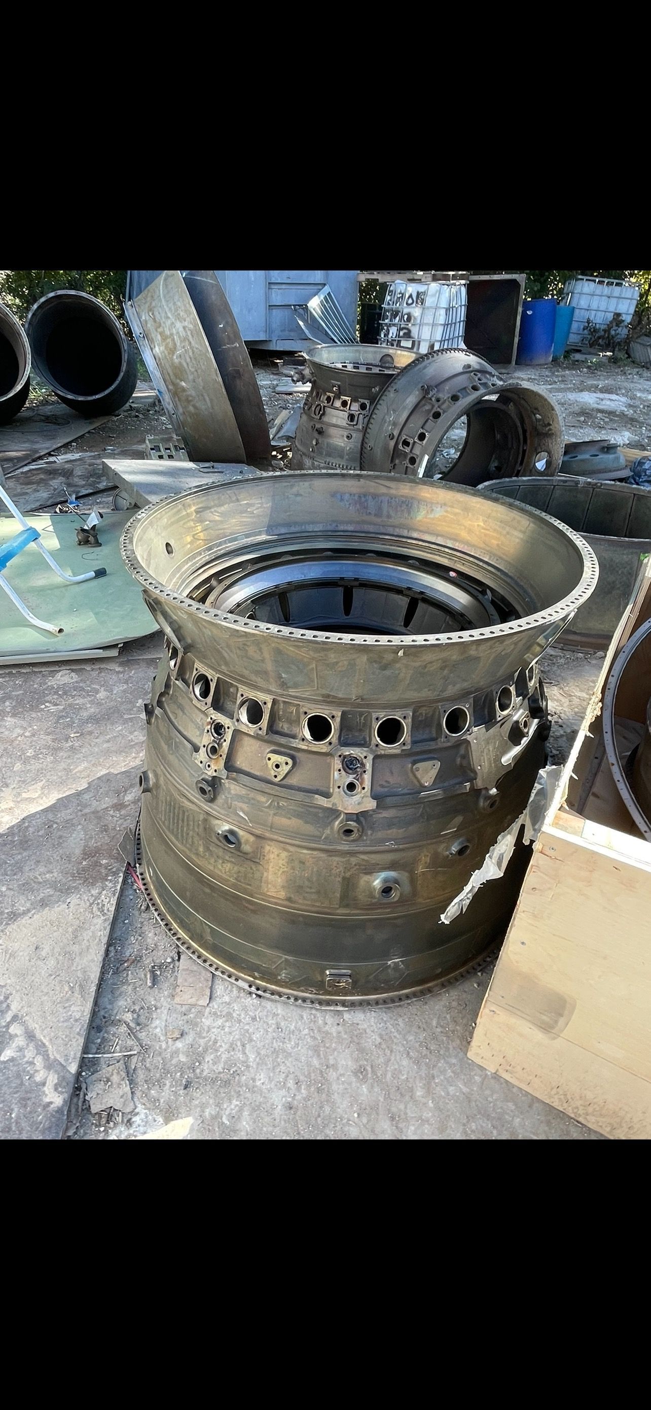 Disassembled turbine-engine casing and aerospace components